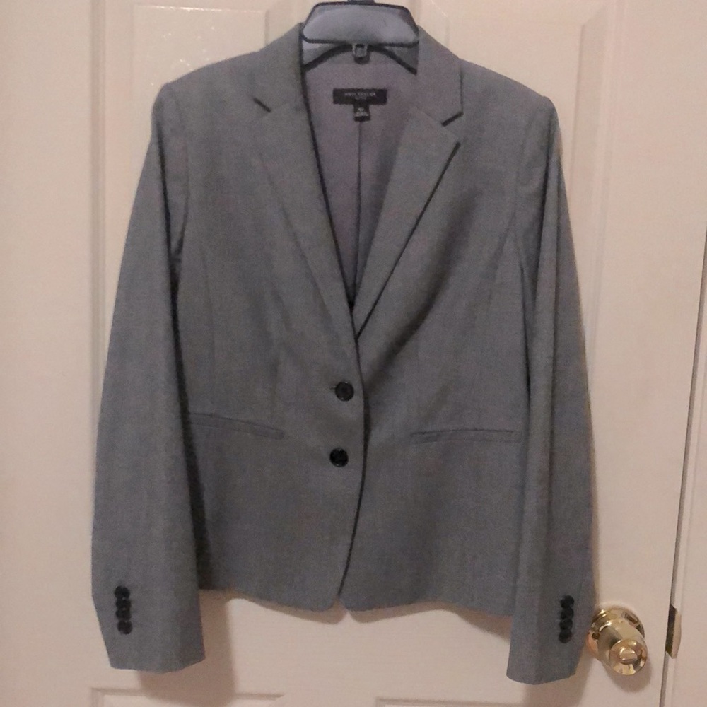 Ann Taylor Two Button Closure Blazer in Seasonless Stretch